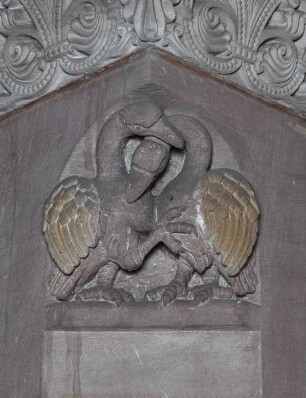 Zwickelrelief mit Pelikanen als Symbol für Christus