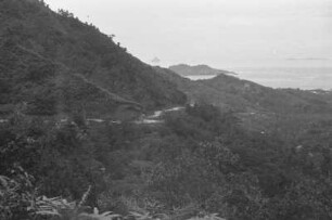 Bucht von Sibolga : Blick auf eine Berglandschaft mit Straße und Bucht