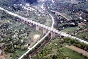 Kämpfelbachviadukt, Bebauung im Bereich der BAB. Blick in Richtung Nord.