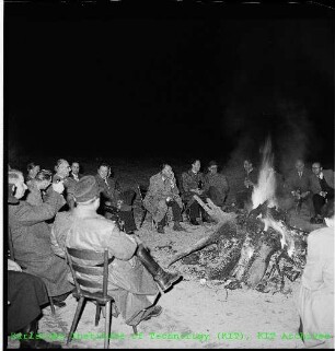 Lagerfeuer auf dem Gelände der Kernreaktor Bau- und Betriebsgesellschaft (KBB)