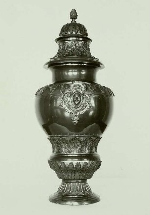 Deckelvase mit Maskarons