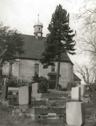 Deutschneudorf. Dorfkirche (1734/1736). Ansicht über den Friedhof von Süden