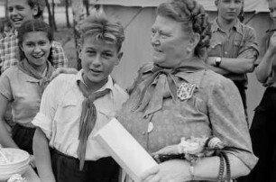 Pionierrepublik "Ernst Thälmann" in Wuhlheide : Rosa Thälmann mit Pionieren im Zeltlager