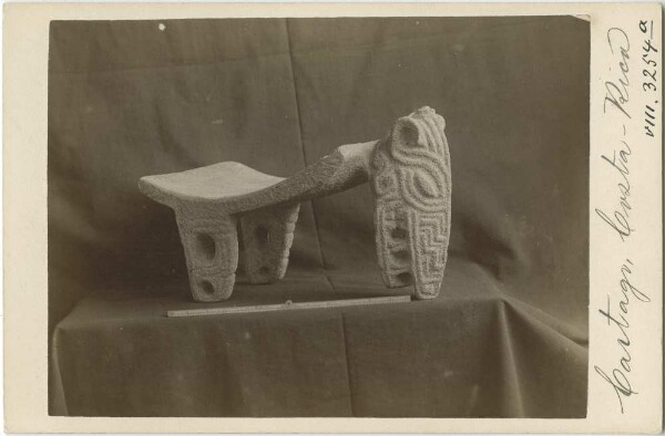 Coupe à râper en pierre (metate) du Museo Nacional, San José (Costa Rica)