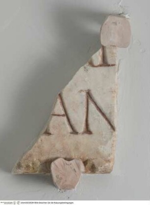 Tafelfragment mit Grabinschrift "...[]AN[]..."