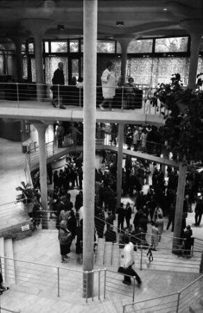 Badenweiler: Kurhaus Badenweiler, Einweihung; Gäste im Foyer und Treppenhaus