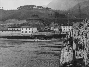 Flusslauf : Ein Flusslauf in Italien, der rechts von einer Brücke überspannt wird. Im Hintergrund ein Haus, welches eine Osteria beherbergt