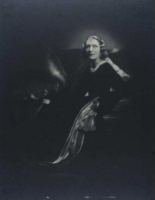 Frau im eleganten Kleid