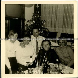 Fröhliche Gruppe am Weihnachtsbaum