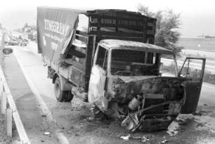 Unfall mit Todesfolge zwischen einem LKW und einem PKW auf der Autobahn bei Durlach