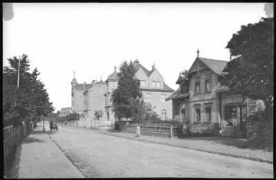 Kötitz. Bahnhofstraße mit Schule und Rathaus