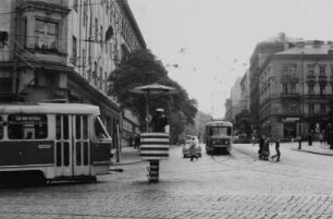 Verkehrspolizist bei der Regelung des Straßenverkehrs