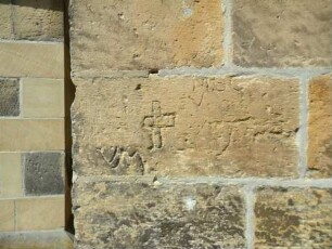 Ritterstift-Ansicht im Süden-Gotischer Chor-Basisbereich-Werkstein mit Kreuzritzung im Detail
