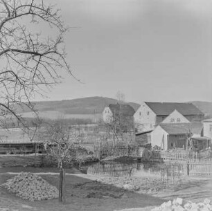 Rascha und Mönchswalder Berg : Rascha. Ortsteilansicht. Blick zum Mönchswalder Berg