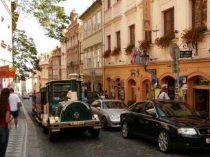 kleiner Rundfahrtbus in der Neruda-Gasse, Kleinseite