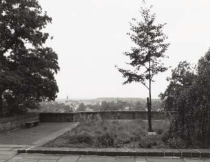 Gedenkstätte für die Opfer des 1. und 2. Weltkrieges : Königsbrück. Scheibischer Berg. Gedenkstätte für die Opfer des 1. und 2. Weltkrieges (1927 und um 1955). Aussichtspunkt mit Linde (gepflanzt am 3.10.1990)