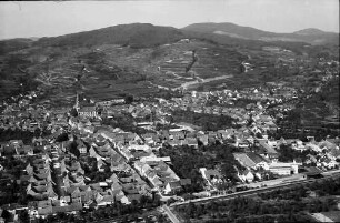 Ihringen: Ortsbild mit Kaiserstuhl, von Süden
