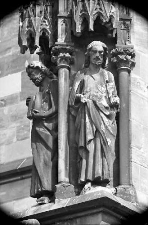 Freiburg: Figuren an den Strebepfeilern des Langhauses, Südseite