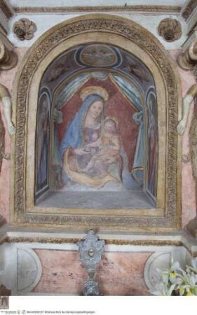 Ädikula mit Madonna und Heiligen, Madonna