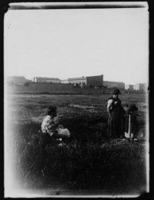 Ohne Titel (Frau mit Kindern, Blick auf Turnhalle)
