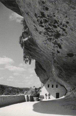 Die überhängenden Felsen von Les Eyziers, hier mit dem prähistorischen Museum