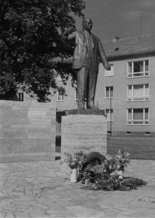 Thälmanndenkmal : Thälmanndenkmal. Bronze; Höhe 170 cm (Statue) (1958; W. Arnold). Weimar, Platz der 51.000