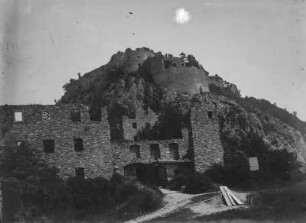 Festung Hohentwiel : Blick von einem Weg auf Teile der Festungsruine Hohentwiel.