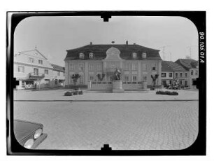 Stavenhagen, Markt 1. Fritz-Reuter-Literaturmuseum (ehem. Rathaus, 1785/1788). Marktfront mit Fritz-Reuter-Denkmal (1909/1911; W. Wandschneider)