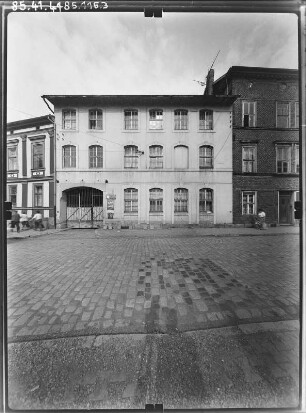 Nordhausen, Am Alten Tor. Verwaltungsgebäude mit Durchfahrt. Straßenfront