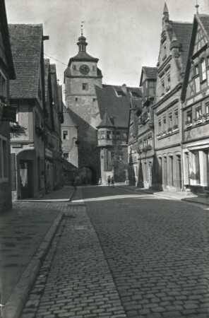 Rothenburg ob der Tauber. Georgengasse mit Weißem Turm (12./13. Jahrhundert, 18. Jahrhundert) und ehemaligen Judentanzhaus (Jugendherberge). Blick nach Nordosten