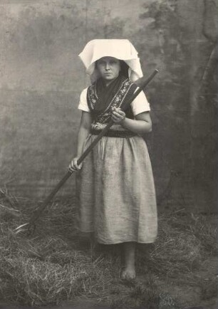 Arbeitskleidung aus Burg : Kleidung - niedersorbische Tracht. Ort: Bórkowy / Burg-Spreewald. Arbeitskleidung bei der Ernte