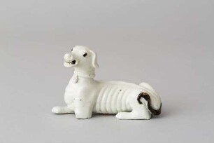 Liegender Hund