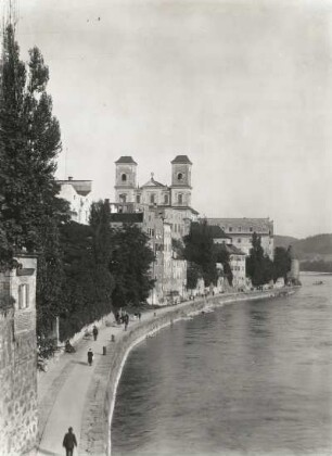 Passau, Studienkirche : Passau. Blick Inn abwärts mit Studienkirche, Lyceum und Pulverturm