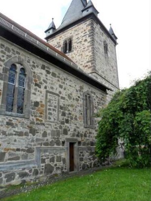 Evangelische Kirche - Langhaus (neu erbaut Jahr 1716 mit alten Mauerteilen-beachte unterschiedlichen Mauersteinverband)) sowie Kirchturm von Nordosten über Kirchhof