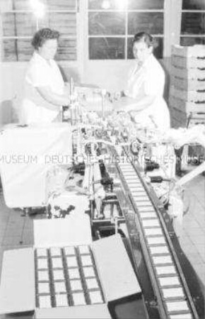 Seifenverpackungsmaschine im VEB Florena Rosodont Werke Waldheim (Mittelsachsen)