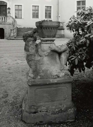 Postament mit Blumenkübel tragenden Putti