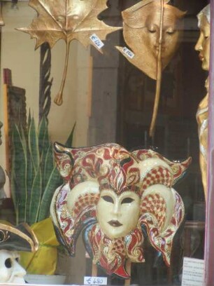 Venedig - Karnevalmasken : Handgearbeitete kunstvolle Masken werden in einem Schaufenster ausgestellt. Aufgenommen in Venedig am 4. Juli 2010