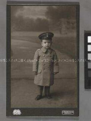 Kind in Kinderuniform
