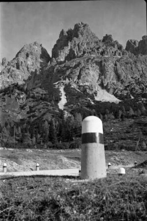 3 Croce Pass [Passo Tre Croci]: Straße mit Monte Cristallo, Vordergrund Chauseestein, zum 3 Croce Pass