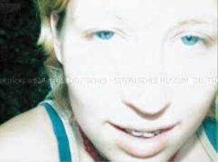 Nahaufnahme eines Mädchens mit Zahnspange und blauen Augen (Altersgruppe 14-17)