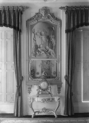 Konsole, Spiegel und Grisaille mit Putten