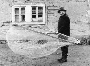 Fischerei in Burg, Arbeitsgerät : Handwerkstechniken - Fischerei. Ort: Bórkowy / Burg-Spreewald. Inselgemeinde Nr. 185. Herman Rehnus mit Kescher.