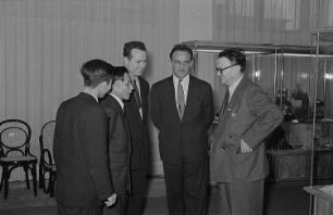 Empfang im vietnamesischen Ausstellungspavillon, Rolf Lemser (?) Messeamtsdirektor (rechts) im Gespräch mit Vertretern der vietnamesischen Messedelegation