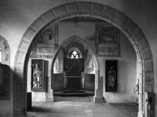 Miltenberg. Friedhofskapelle Sankt Laurentius (1594, Chor 1456). Inneres zum Altar