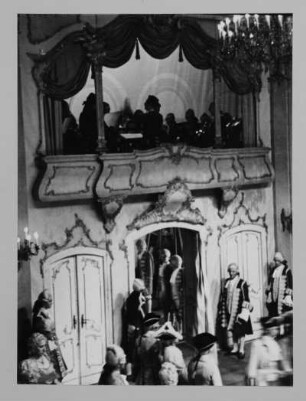 Szene mit Bühnenmusik aus "Der Vogelhändler" von Carl Zeller. Reproduktionspositiv nach Fotografie von Gerhard Laßig. Staatsoper Dresden, 1942/1943