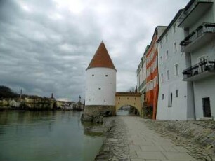Passau: Stadtbebauung am Inn mit Schaiblingsturm