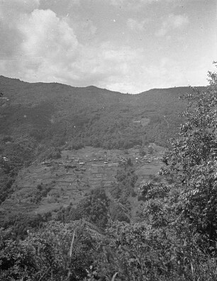 Siedlung im Akaishigebirge : Blick gegen Bergkette