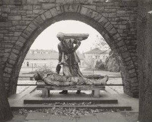 Denkmalanlage für die Gefallenen des 1. Weltkrieges : Denkmalanlage für die Gefallenen des 1. Weltkrieges. Stein, Metall, gegossen (1936; G. Wrba nach A. Lange). Figurengruppe. Wurzen, Park am Bahnhof