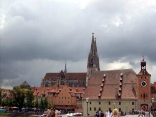 Regensburg: Stadtansicht Altstadt mit Dom St. Peter und Salzstadel