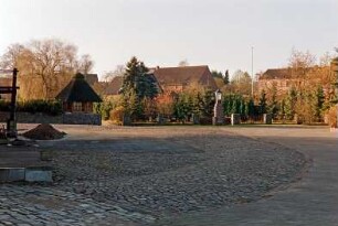 Fritz-Berodt-Straße 7-9: Hofanlage: Hofplatz mit Kopfsteinpflaster: hinten Pfeiler mit Laterne an Hofmauer: hinten links Pavillon: im Hintergrund Wohnhäuser